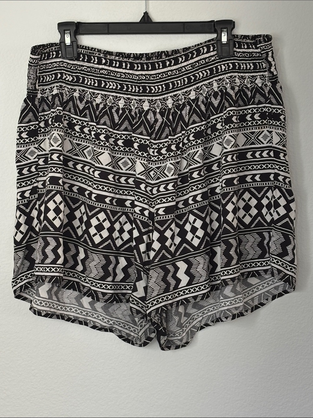 American Rag Black & White Geometric Print Elastic Waist Shorts